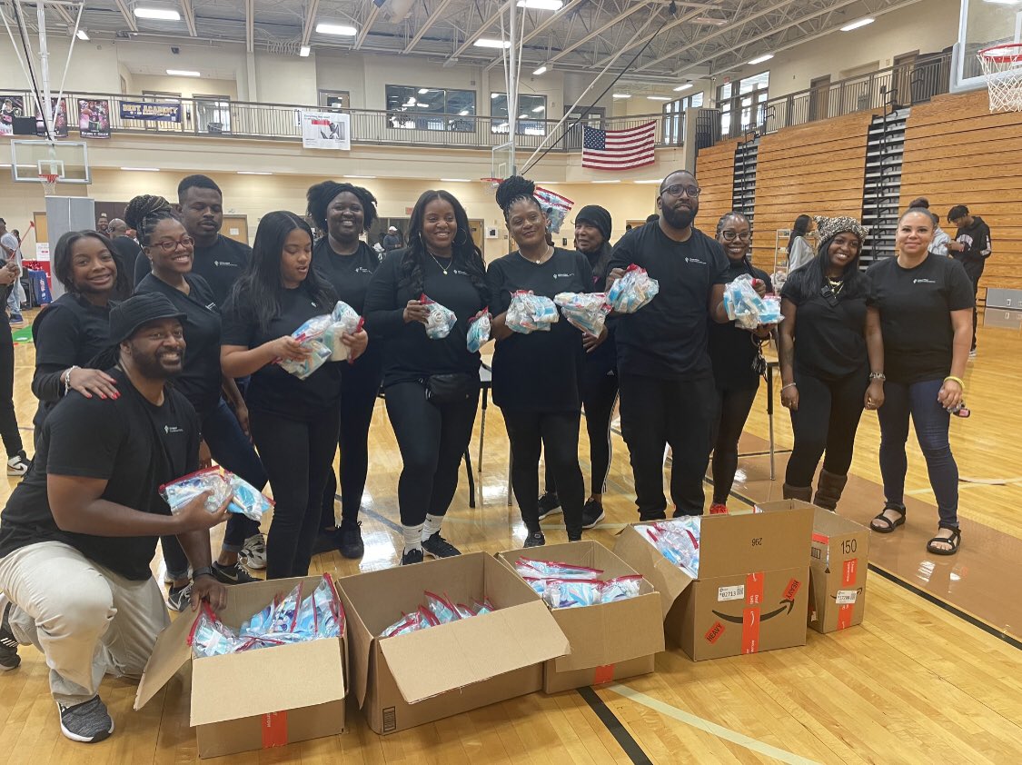 crazeerayzee's tweet photo. Atlantaβs CoStar Black Excellence Network had the pleasure of kicking off Thanksgiving week with @emerging100atl at their holiday initiative to provide turkeys, food, clothing and essential items to local communities. #CoStarGroup #CoStarBENAtlanta #emerging100atl https://t.co/IwQepW6AtI