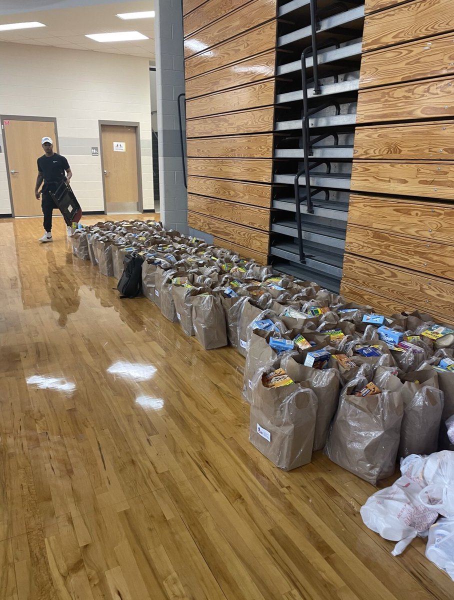 crazeerayzee's tweet photo. Atlantaβs CoStar Black Excellence Network had the pleasure of kicking off Thanksgiving week with @emerging100atl at their holiday initiative to provide turkeys, food, clothing and essential items to local communities. #CoStarGroup #CoStarBENAtlanta #emerging100atl https://t.co/IwQepW6AtI