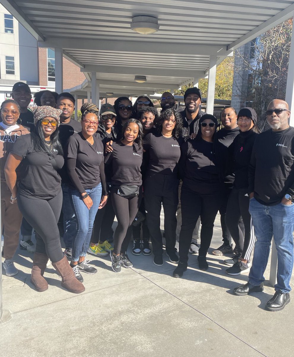 crazeerayzee's tweet photo. Atlantaβs CoStar Black Excellence Network had the pleasure of kicking off Thanksgiving week with @emerging100atl at their holiday initiative to provide turkeys, food, clothing and essential items to local communities. #CoStarGroup #CoStarBENAtlanta #emerging100atl https://t.co/IwQepW6AtI