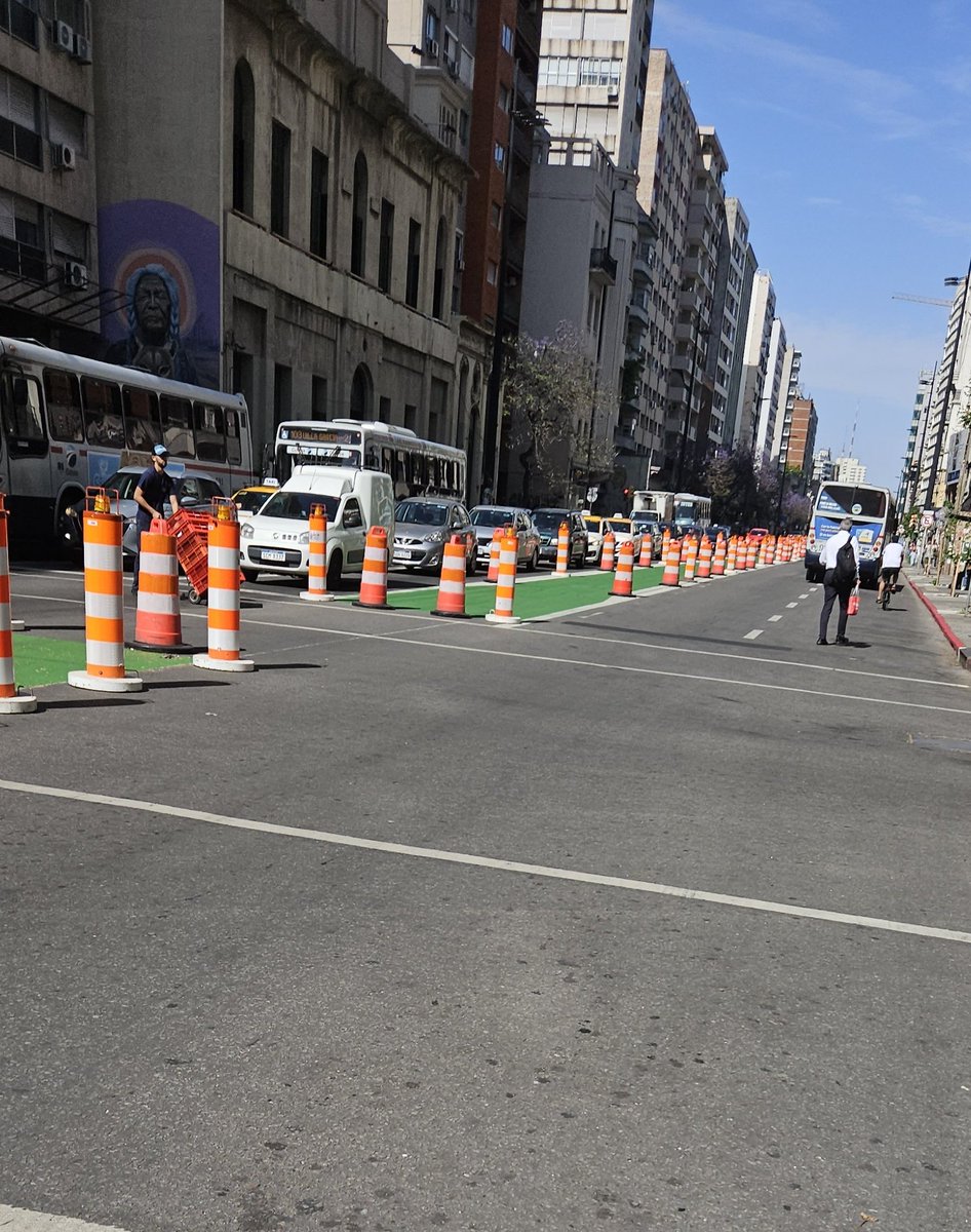 Hemos recibido numerosos elogios de ciclistas compañeros por la ciclovía verde de 18 pero las personas más felices con esta obra son los de la empresa de balizas..