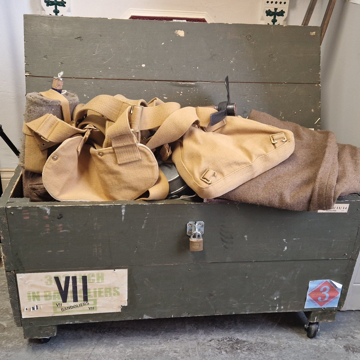 cavanmuseum's tweet photo. Day 21 of #Museum30 is #Discussion
We had a visit earlier today from St Tola's NS Delvin, who are doing a project on #WW1 - they visited the trenches & had a look at our #handlingcollection chest. #Handling materials are great for sparking #discussions in groups of all ages! https://t.co/l2rtGm7Rfm