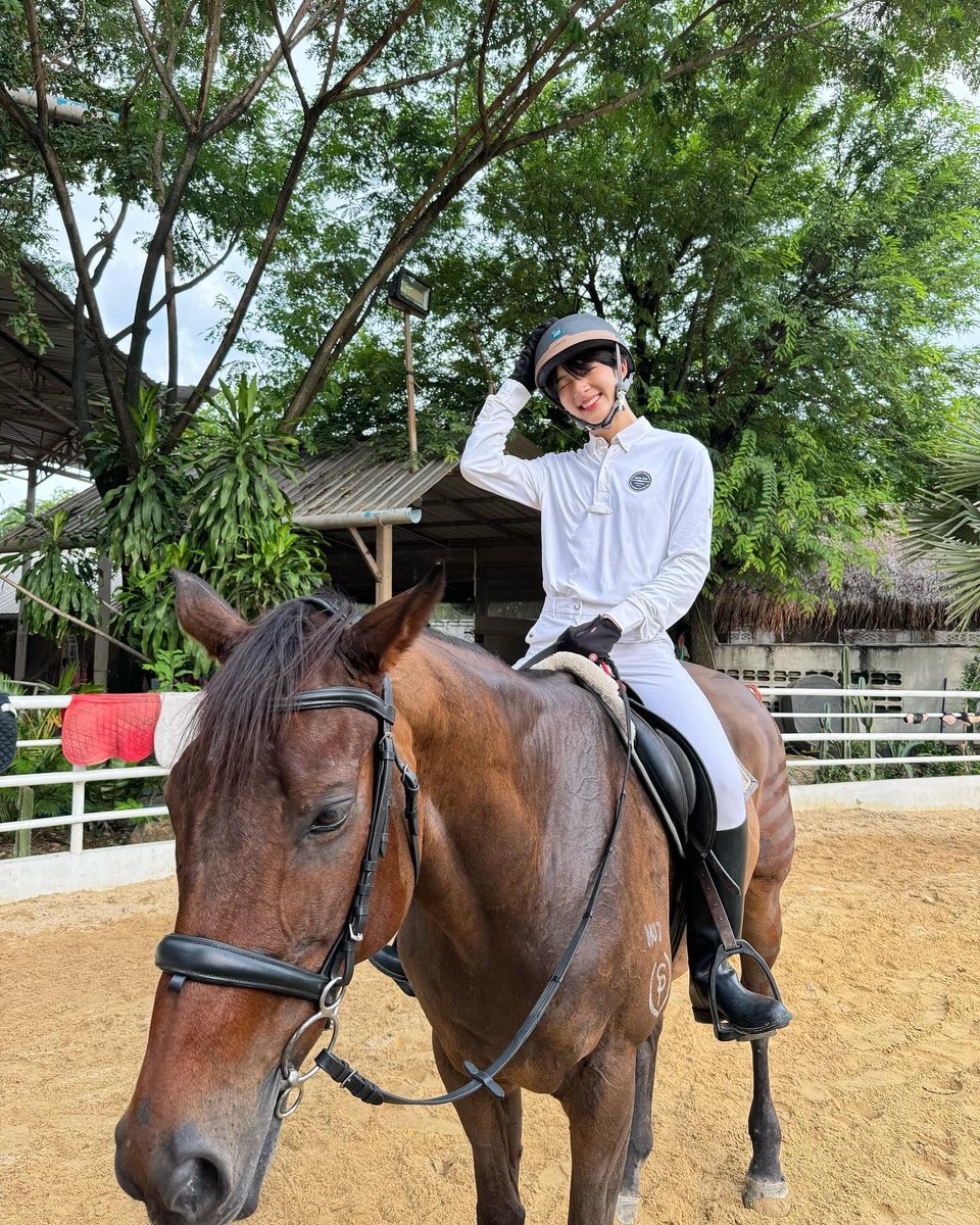 CwrNew's tweet photo. Giddy up! 😜
#VlogZeeNuNew3YrsPartner https://t.co/A2k51NbCSM