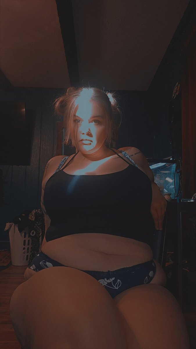 sxtemptationxo's tweet photo. Do you like soft curves ans a tummy? 🥰 #onlyfans #thicc #bbw https://t.co/mXYRkVYn3J