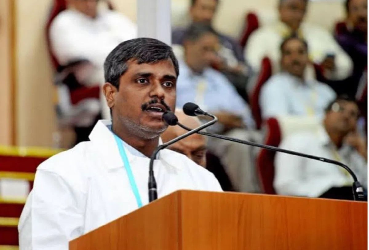 NewsAlgebraIND's tweet photo. BIG NEWS - Chandrayaan-3 project director Dr P Veeramuthuvel donates away two years' salary received as prize money.

Despite carrying the burden of a ₹72 lakh home loan, he decides to donate the amount to the institutions that have shaped him as a scientist ❤️

He said "My conscience was not permitting me to take this large amount of award money, hence donation was the best option"
