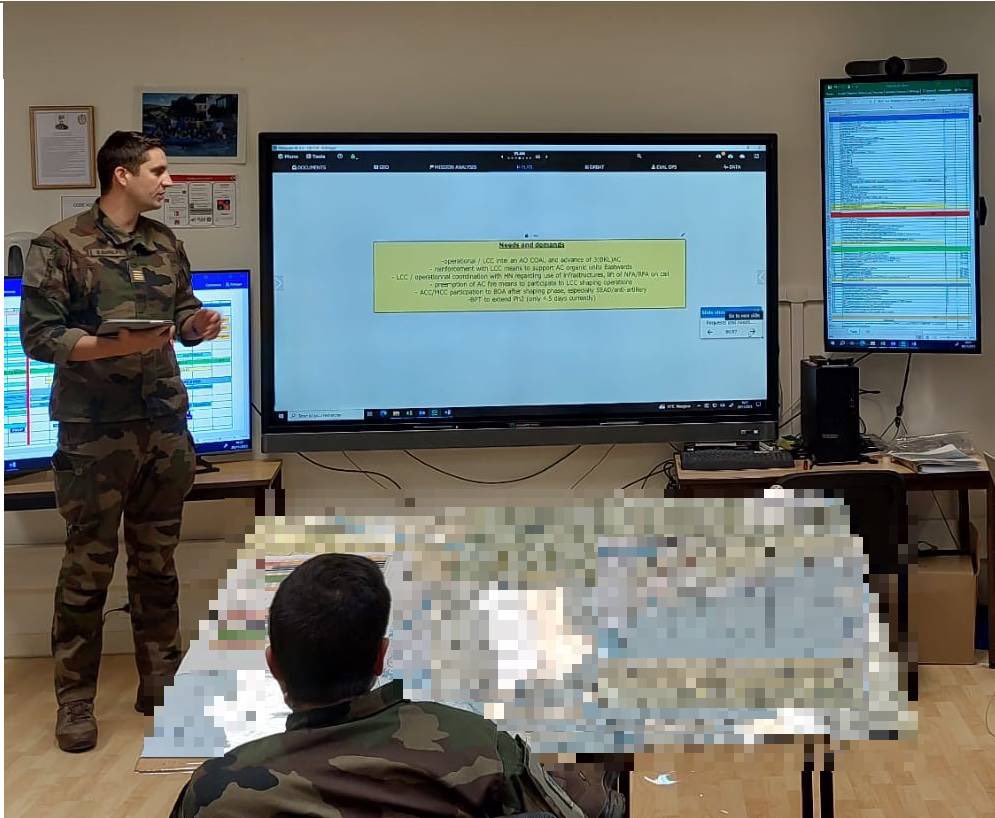 EdgTerre's tweet photo. Fin de l'exercice Hector : les officiers de l'@EdgTerre restituent aux autorités leur travail de planification de niveau corps d'armée. Ce "backbrief" constitue un rendez-vous exigeant afin de  démontrer la pertinence des solutions tactiques proposées par l'état-major au chef. https://t.co/5bL5TAK3ev