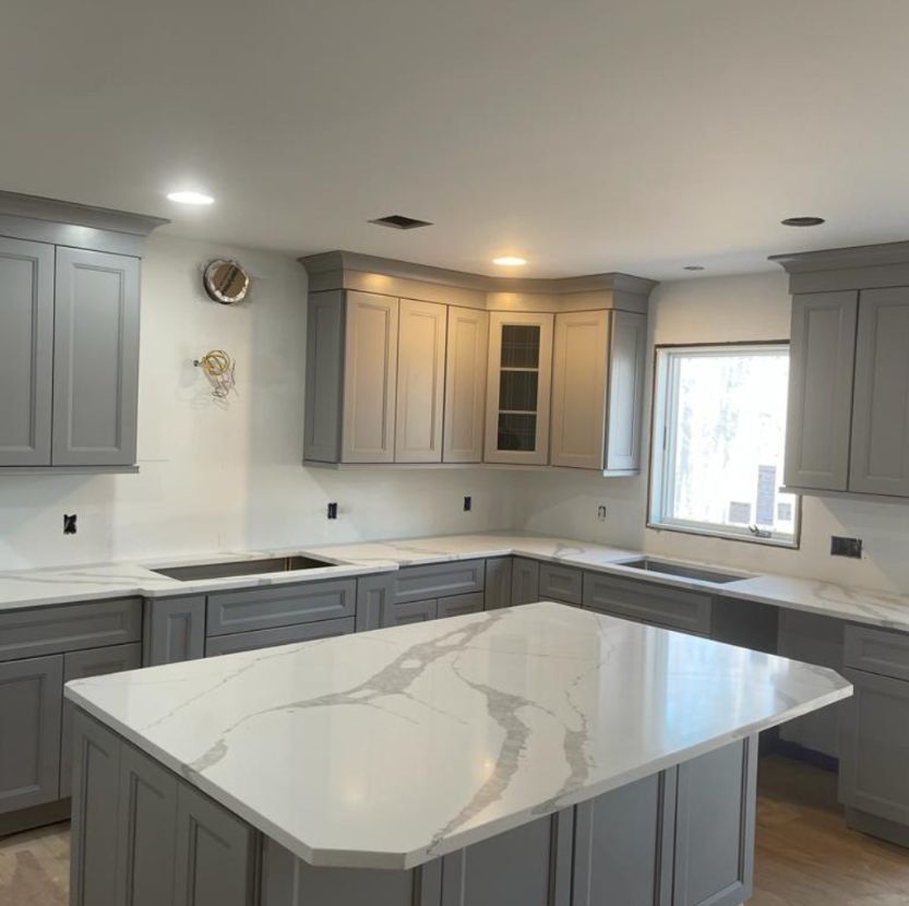 aquakitchennj's tweet photo. White Quartz's understated elegance with gray shaker cabinets creates a luxurious comfort in one of our latest projects. Stylish, modern features are everything you need in a new kitchen. 💫 🥰
#aquakitchen #aquakitchens #whitequartz #whitequartzcountertops #quartzkitchen https://t.co/8zNU1bR52G