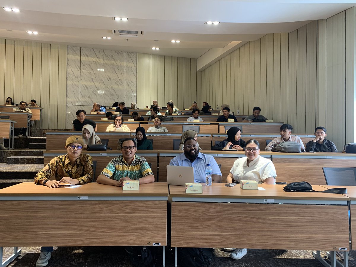meistra's tweet photo. Becoming a speaker with Shaun Anderson (Loyola Marymount University, USA) discussion about sports entertainment in the seminar series held by UIN Sunan Kalijaga, Yogyakarta collaboration with the Bung Karno Center for Communication Sports on 20 Nov 2023 in Yogyakarta, Indonesia. https://t.co/8QxI4CI03X