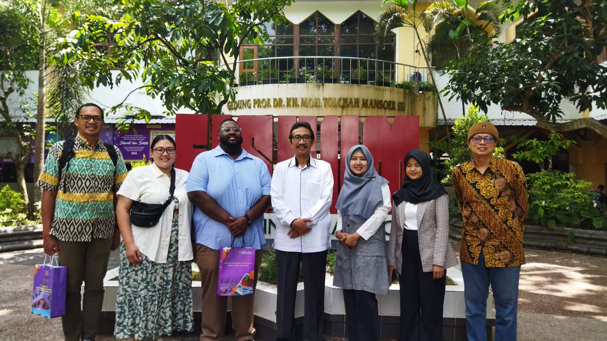 meistra's tweet photo. Becoming a speaker with Shaun Anderson (Loyola Marymount University, USA) discussion about sports entertainment in the seminar series held by UIN Sunan Kalijaga, Yogyakarta collaboration with the Bung Karno Center for Communication Sports on 20 Nov 2023 in Yogyakarta, Indonesia. https://t.co/8QxI4CI03X