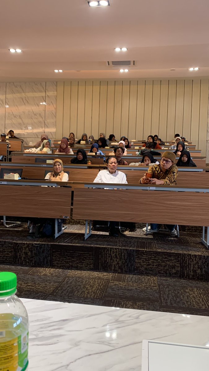 meistra's tweet photo. Becoming a speaker with Shaun Anderson (Loyola Marymount University, USA) discussion about sports entertainment in the seminar series held by UIN Sunan Kalijaga, Yogyakarta collaboration with the Bung Karno Center for Communication Sports on 20 Nov 2023 in Yogyakarta, Indonesia. https://t.co/8QxI4CI03X