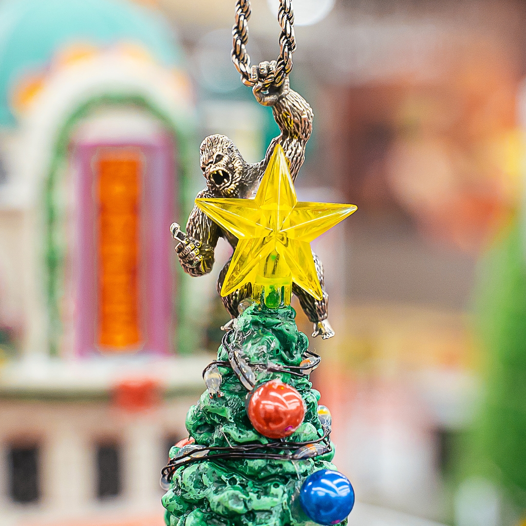 🎉 Unleash the 8th Wonder this Holiday! 🌟 Get your hands on the exclusive King Kong Pendant from HAN CHOLO. Perfect for movie buffs and fashion trendsetters. Limited stock available. Shop now! 🛒👑🦍 #KingKong #FashionStatement #HolidayGifts