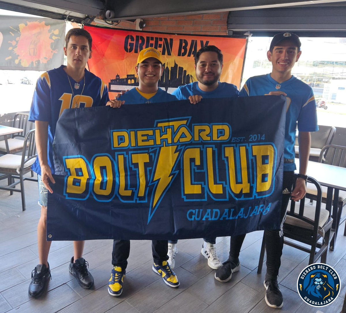 DHBC_GDL's tweet photo. Este equipo tiene más huecos que queso Emmental; nueva derrota de una posesión a la cuenta 💔

Agradecemos enormemente a nuestros amigos de Packers ZMG y Proyecto Cantina  por recibirnos para pasarla tan bien disfrutando de este encuentro ⚡️🤝🧀 https://t.co/3cRbAkJWML