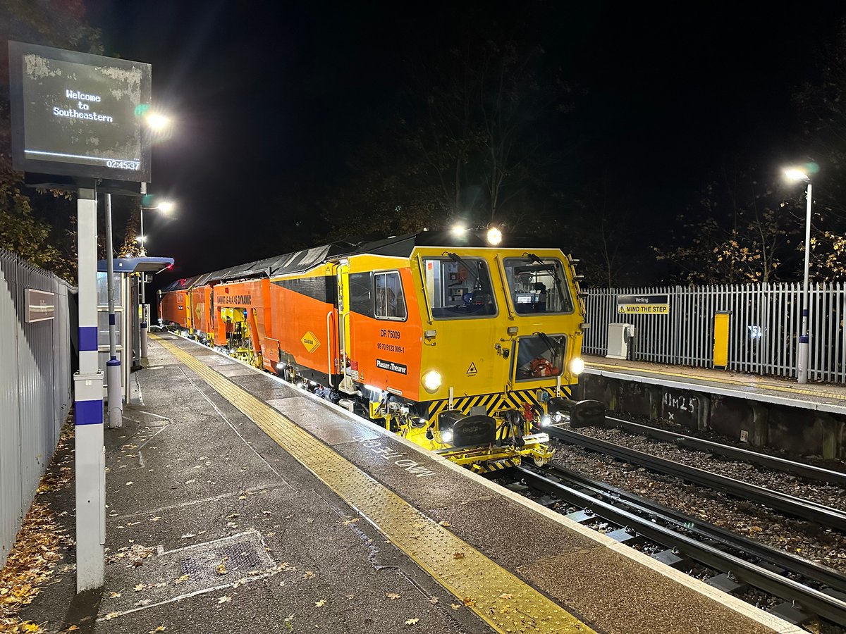 ColasRailUK's tweet photo. 🛤️ #TamperTuesday The DR75009 was working their way through #Welling station, performing essential track maintenance to put the passenger first!
📸: @martin466004
#ColasRailShares #Rail #TrackWorks #OnTrackPlant #TrackRenewals #RailIndustry https://t.co/8oaE1xQfrv