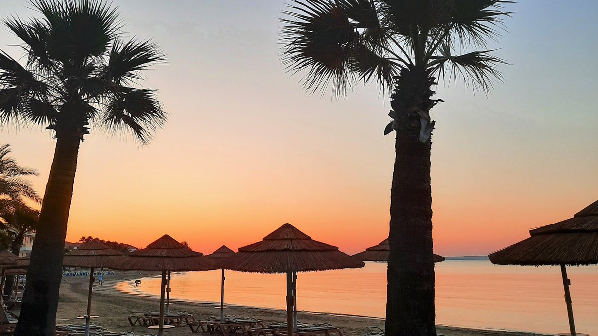 GoldenBayCyprus's tweet image. From sunrise to sunset, unforgettable moments await you at Golden Bay Beach Hotel. 
Photo by @lenias.destinations

goldenbaylarnaka.reserve-online.net

#goldenbaybeachhotel #bythepool #islandvibes #islandlife #islandliving #holidays #larnaka #cyprus