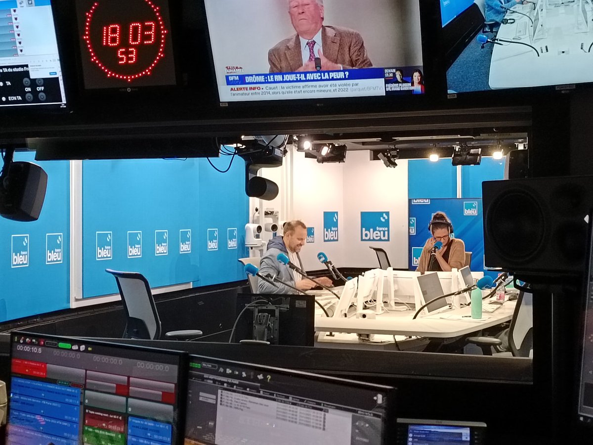 EditionsAmphora's tweet photo. Rendez-vous dès maintenant sur les ondes de France Bleu Paris : @davidtoutain est l'invité de @piapiaclemens pour parler de « A table avec le Paris Saint-Germain » dans 100% PSG 🔥 https://t.co/34iEXAKuJG