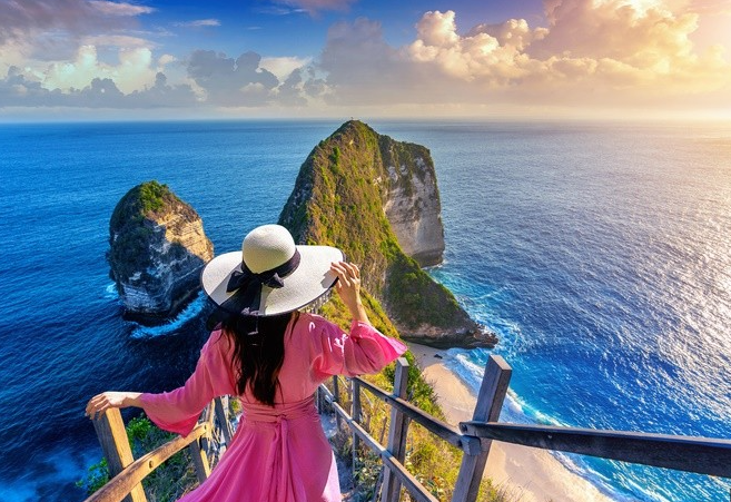 Đảo Bali hấp dẫn du khách bởi những ngồi đền thờ Hindu cổ kính thiêng liêng với lối kiến trúc độc đáo, các bãi biển xanh trong bên bờ cát trắng trải dài dưới ánh nắng rực rỡ, những thửa ruộng bậc thang mênh mông xanh ngát, những ngôi làng truyền thống