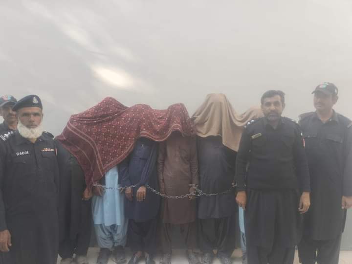 DCKohlu's tweet photo. ڈپٹی کمشنر کوہلو نقیب اللہ کاکڑ کے احکامات پر اسسٹنٹ کمشنر کوہلو جہانزیب نور شاہوانی، اسسٹنٹ کمشنر کاہان خسرودلاوری اور رسالدار میجرشیرمحمدمری نے اپنے متعین کردہ علاقوں میں مختلف مقدمات میں مطلوب مزید سات (۷) اشتہاری ملزمان 24 گھنٹوں میں گرفتار کرلیے۔
@naqeeb_khan99 https://t.co/Em93lhFuyH