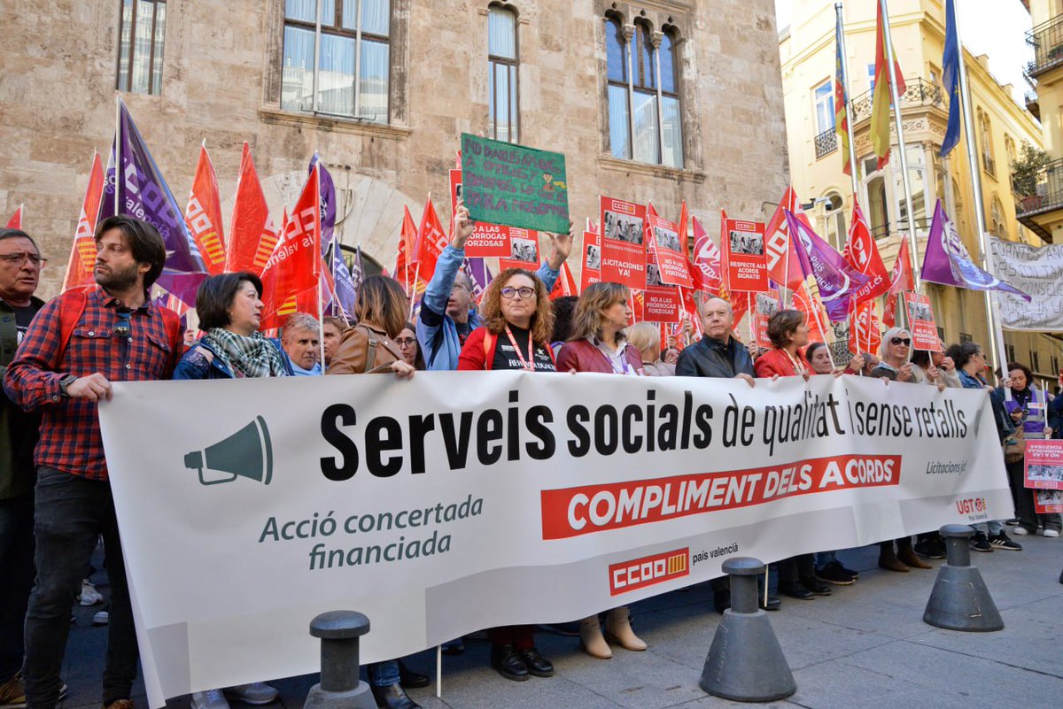 educacio_ccoopv's tweet photo. Aquest mati les treballadores i treballadors del Sistema de Serveis Socials valencià, hem eixit al carrer per exigir el compliment dels Acords de millora de les condicions laborals i de prestació dels serveis de cures a les persones (majors, menors, discapacitats...) https://t.co/S1i1XP5hVs
