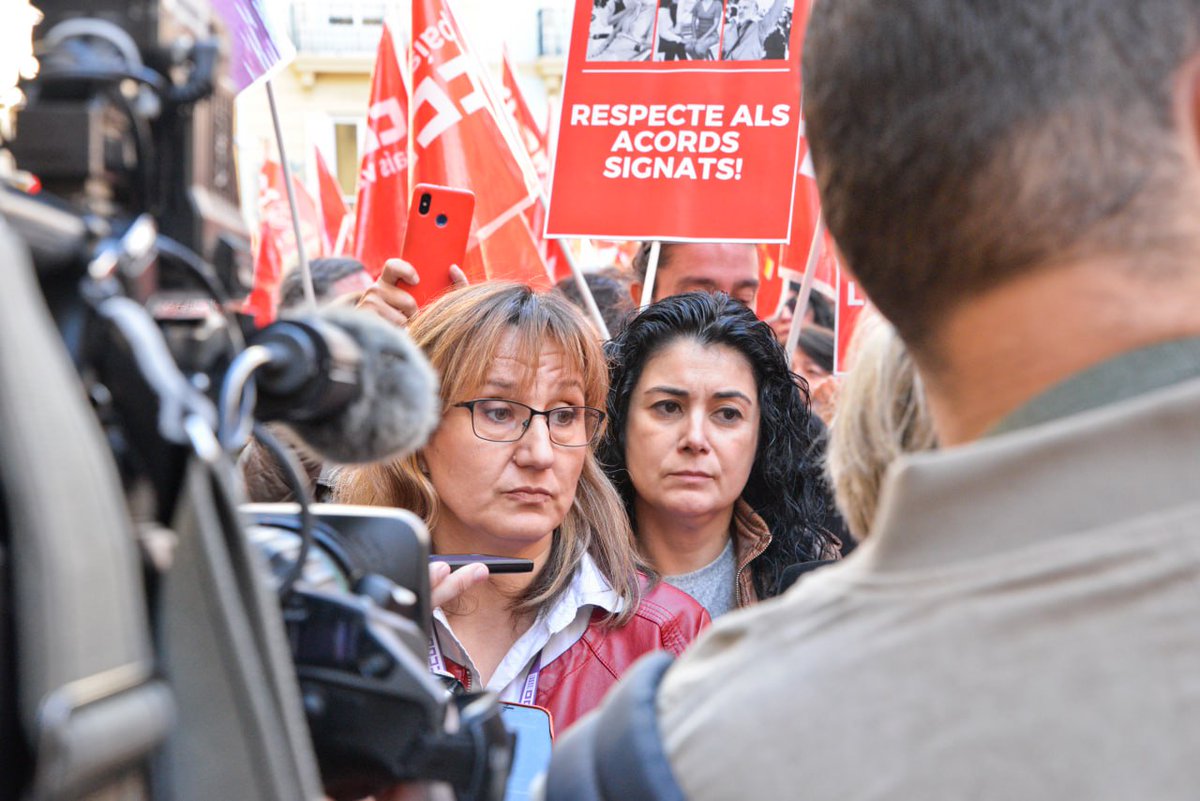 educacio_ccoopv's tweet photo. Aquest mati les treballadores i treballadors del Sistema de Serveis Socials valencià, hem eixit al carrer per exigir el compliment dels Acords de millora de les condicions laborals i de prestació dels serveis de cures a les persones (majors, menors, discapacitats...) https://t.co/S1i1XP5hVs