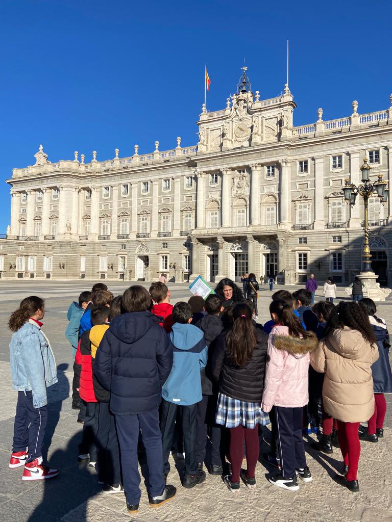 CEIPPrincFelipe's tweet photo. Qué bonita visita ha hecho hoy nuestro alumnado de 5º de Primaria al Palacio Real. Nuevas experiencias. https://t.co/852QqLVrQa