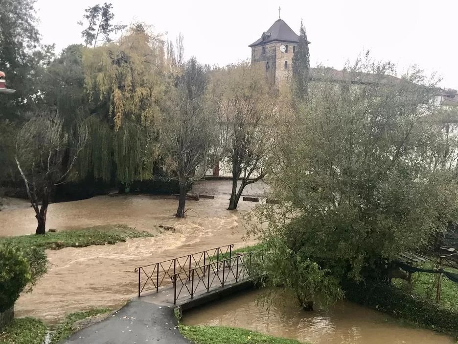 MediabaskInfo's tweet photo. [DIAPORAMA] #Météo : Espelette et Saint-Pée ont les pieds dans l’eau #inondations #pluie https://t.co/fzkYwabezT https://t.co/ezSikNUEB2