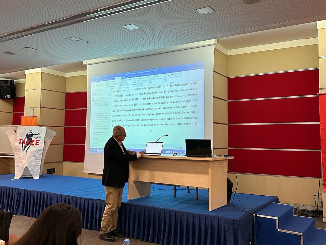 etuhukuk's tweet photo. 17 Kasım Cuma günü değerli hocamız Prof. Dr. Fahri Bakırcı’nın anlatımlarıyla ‘’Akademik Yazın 101’’ etkinliğimizi gerçekleştirdik. Sevgili hocamıza ve katılımlarınızdan dolayı siz üyelerimize teşekkür ediyoruz. https://t.co/diaJnCoyEx