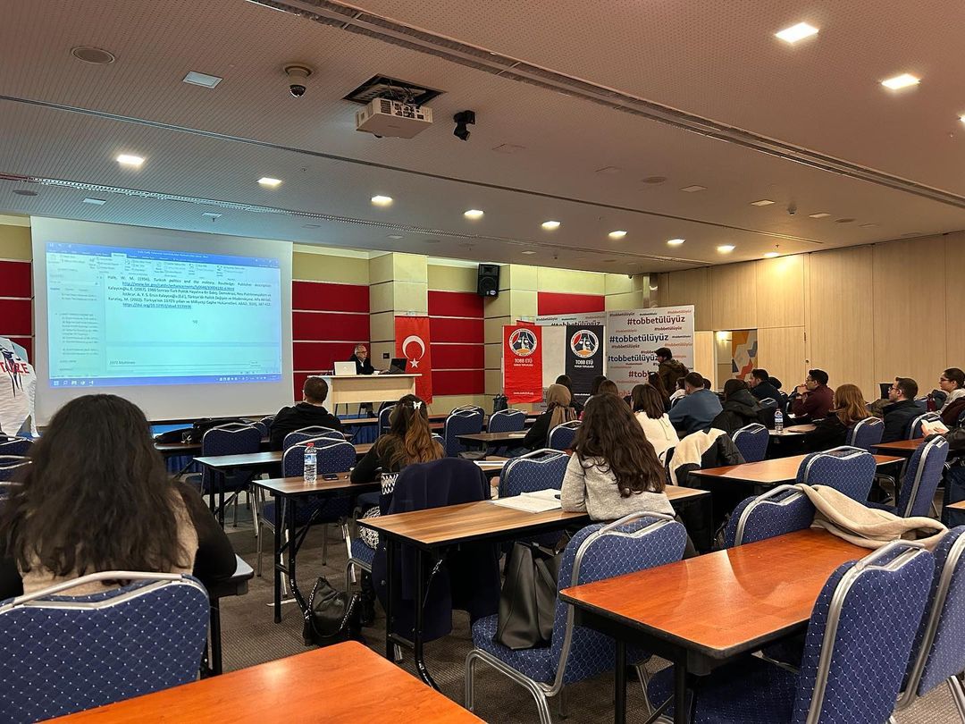 etuhukuk's tweet photo. 17 Kasım Cuma günü değerli hocamız Prof. Dr. Fahri Bakırcı’nın anlatımlarıyla ‘’Akademik Yazın 101’’ etkinliğimizi gerçekleştirdik. Sevgili hocamıza ve katılımlarınızdan dolayı siz üyelerimize teşekkür ediyoruz. https://t.co/diaJnCoyEx