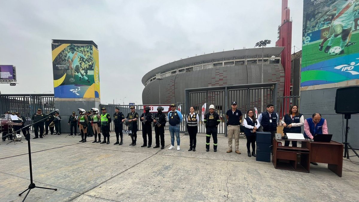 DarvinsonRojas's tweet photo. Personal de Migraciones Perú y Policía Nacional del Perú se encuentran en los alrededores del Estadio Nacional del Perú para realizar control migratorio a venezolanos que asistan a juego entre las selecciones de Perú y Venezuela. https://t.co/AL50fcsLrB