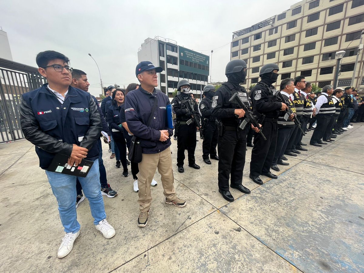 DarvinsonRojas's tweet photo. Personal de Migraciones Perú y Policía Nacional del Perú se encuentran en los alrededores del Estadio Nacional del Perú para realizar control migratorio a venezolanos que asistan a juego entre las selecciones de Perú y Venezuela. https://t.co/AL50fcsLrB