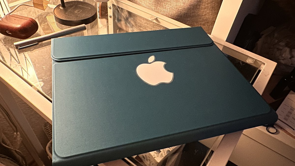 MarkusRoemmen's tweet photo. Geile Farbe 😁Heute kam auch die Hülle mit Tastatur für mein iPad Pro 12.9 Zoll. 😁 https://t.co/NkxM4t617x