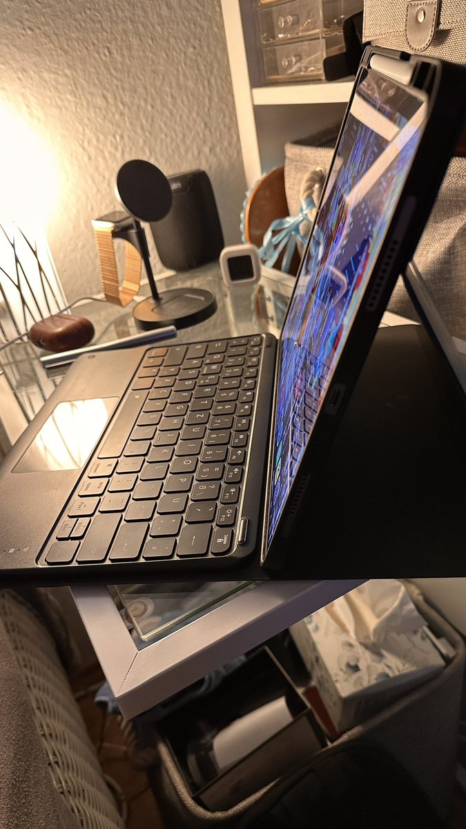 MarkusRoemmen's tweet photo. Geile Farbe 😁Heute kam auch die Hülle mit Tastatur für mein iPad Pro 12.9 Zoll. 😁 https://t.co/NkxM4t617x