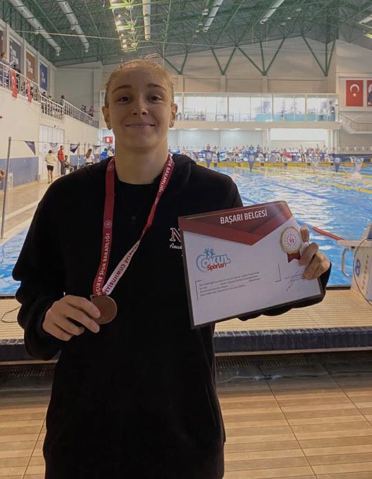 Nursen Fuat Özdayı Anadolu Lisesi öğrencimiz Nazlı Yağcı, Okul Sporları Genç Kızlar Yüzme Müsabakasında
200 metre sırtüstünde İstanbul 3.sü olarak Türkiye şampiyonasına katılmaya hak kazanmıştır. 

Öğrencimizi tebrik eder finalde başarılar dileriz.🥉

<a href="/semih_uskmem/">Semih Durmuş 🇹🇷</a>