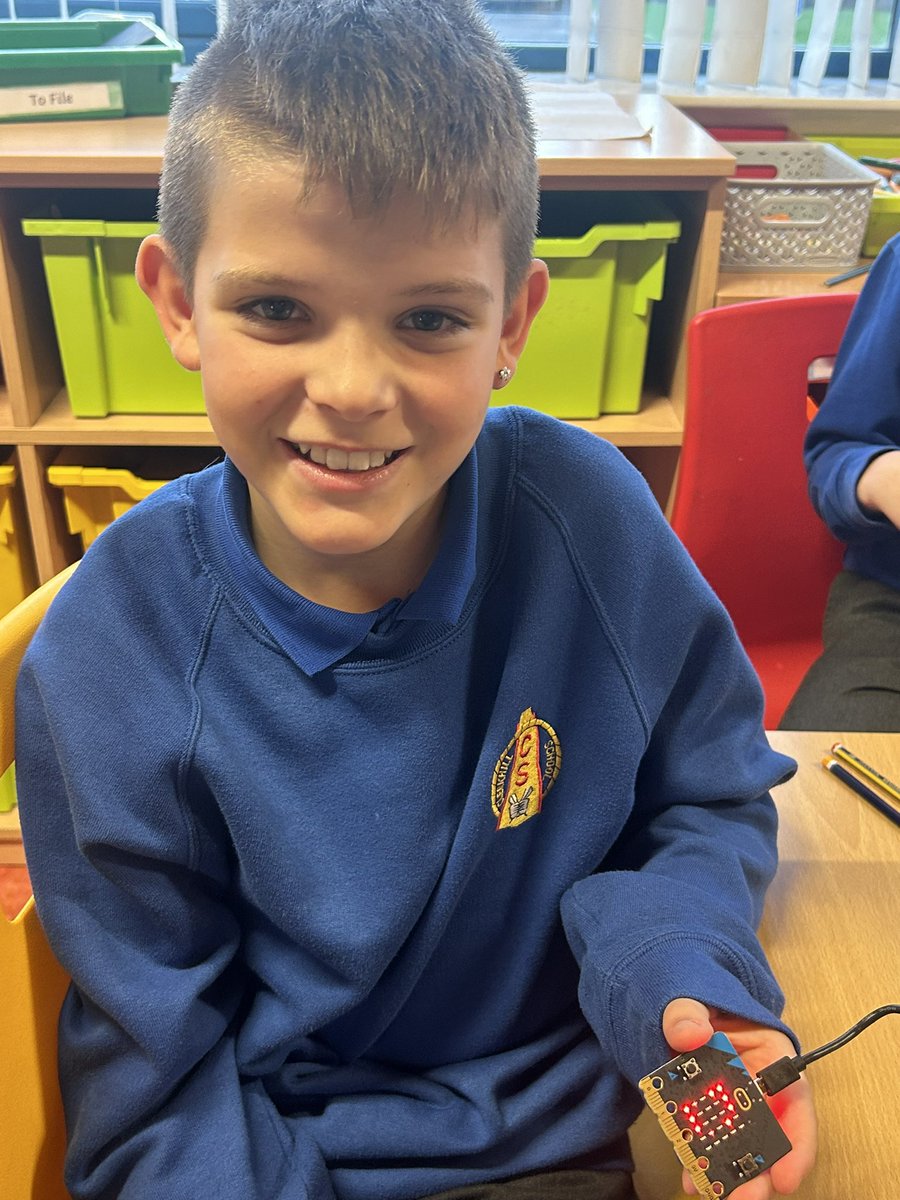 MissKeller9's tweet photo. 🤖 CODING 🤖
We had a lovely afternoon trying out microbits. We even wrote out our names. The children loved trying out the different features and were definitely teaching me a thing or two.
@Clerkhillschool #reachup https://t.co/6sKLmG5kL3