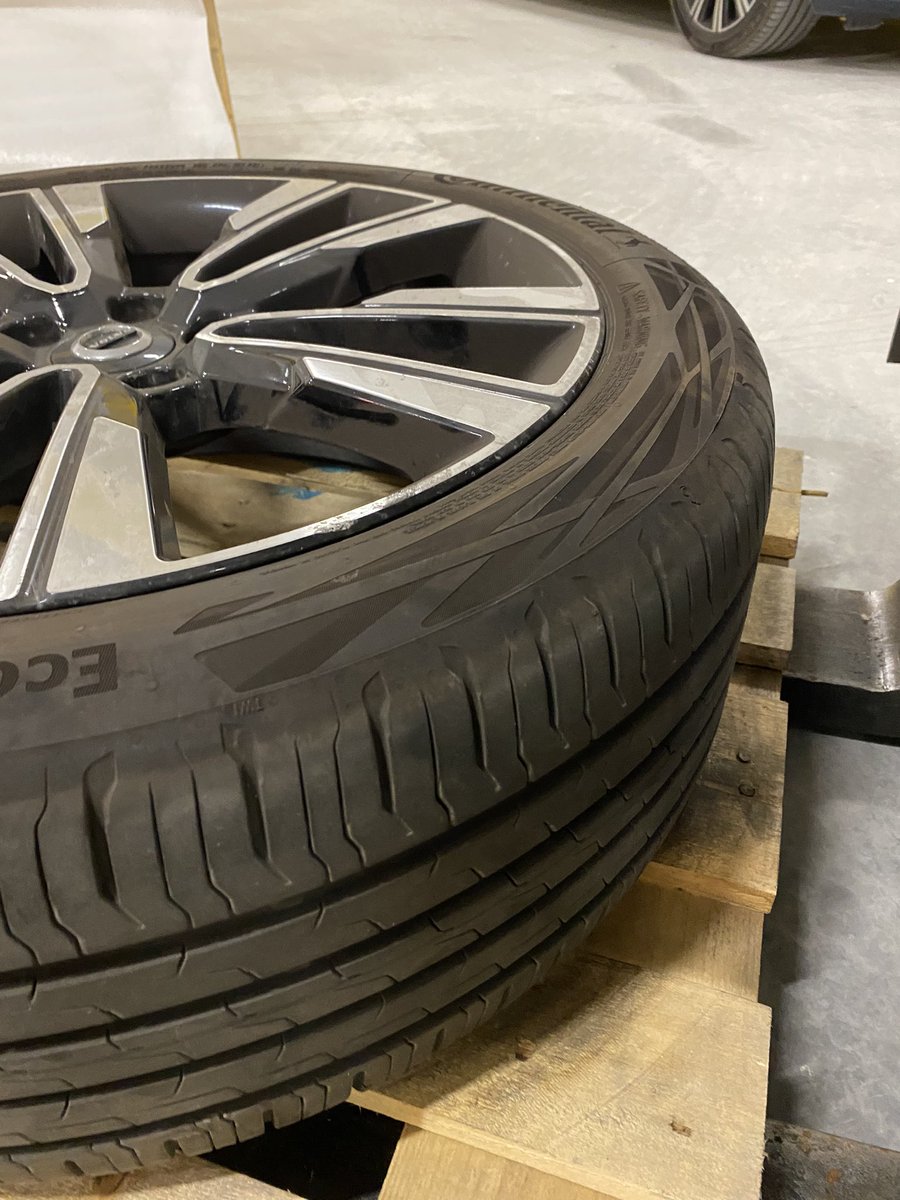 Dostlar,

Orijinal Volvo 19 inç jant ve üzerindeki lastikleri (Continental EcoContact 6. 235/45 R19 V XL) satmam lazım. 

4’lü takım. 

Letgo ve Sahibinden tarafında bir süredir ses yok. 

Ama yer de kaplıyor, olduğu odayı boşaltmam lazım. 

Nereye satarız bunları?