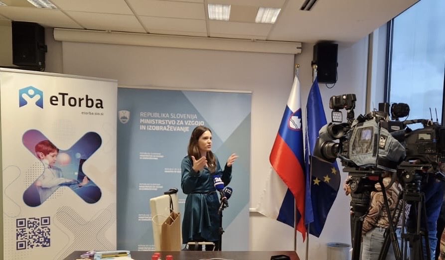 MirjamOblak's tweet photo. Danes je dan, ko je https://t.co/D2A4RFAyxx šla še v medije. 😎🎥 Ponosna sem, da so v njej prepoznali dobro, pomembno zgodbo in z nami delili znanje. 🩵 #etorba ⁦@MVI_RS⁩ ⁦@IgorPesek⁩ ⁦@ArnesInfo⁩ ⁦@COBISSNET⁩ https://t.co/VaKsj8xygE