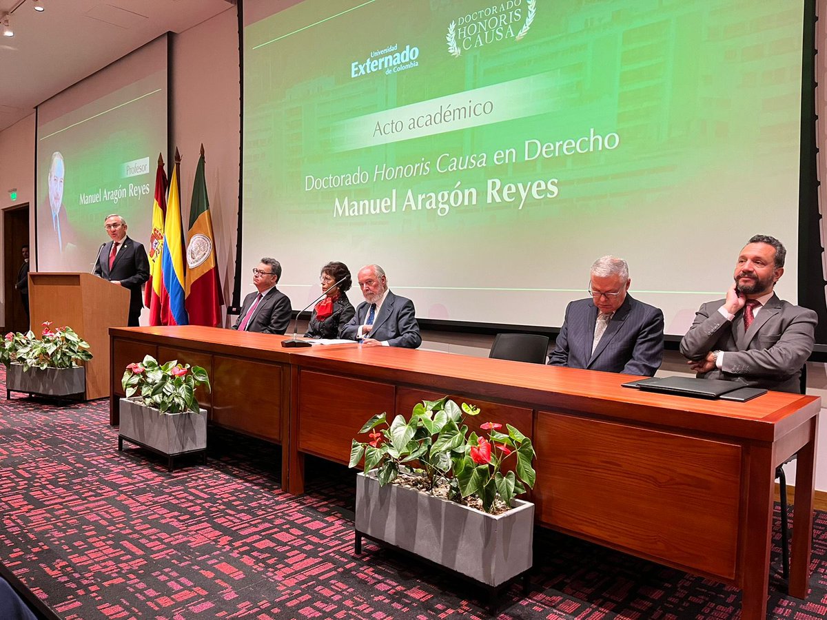 Hoy la <a href="/UExternado/">U.Externado</a> entregó al Maestro Manuel Aragón Reyes el título de doctor honoris causa en Derecho. Un reconocimiento apenas justo para quien ha mantenido estrechos lazos con nosotros hace casi 50 años. Sus discípulos celebramos con orgullo y emoción esta fecha.