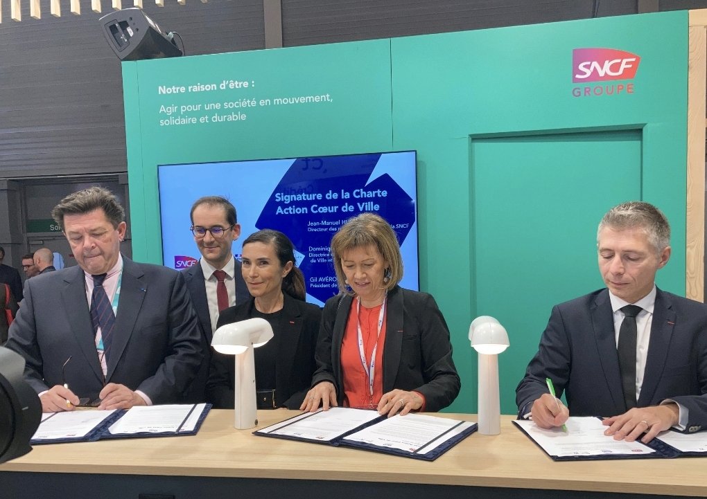SNCF Immobilier (@sncfimmobilier) on Twitter photo Le <a href="/GroupeSNCF/">Groupe SNCF</a> signe ce jour la charte Action #Coeurdeville au #SMCL2023. En tant qu'interlocuteurs uniques, nos directeurs immobiliers territoriaux œuvrent aux cotés des collectivités pour coordonner leurs projets fonciers et urbains entrant dans ce programme. Le <a href="/GroupeSNCF/">Groupe SNCF</a> signe ce jour la charte Action #Coeurdeville au #SMCL2023. En tant qu'interlocuteurs uniques, nos directeurs immobiliers territoriaux œuvrent aux cotés des collectivités pour coordonner leurs projets fonciers et urbains entrant dans ce programme.