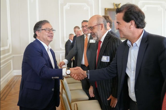 lasillavacia's tweet photo. El presidente @petrogustavo almorzará con algunos de los hombres más ricos del país. La cita es en la Casa de Huéspedes de Cartagena, donde los mandatarios reciben a sus invitados especiales.

La reunión, llena de secretismo, ha generado múltiples suspicacias.

Va hilo.🧵 https://t.co/IeIOIG6LWo
