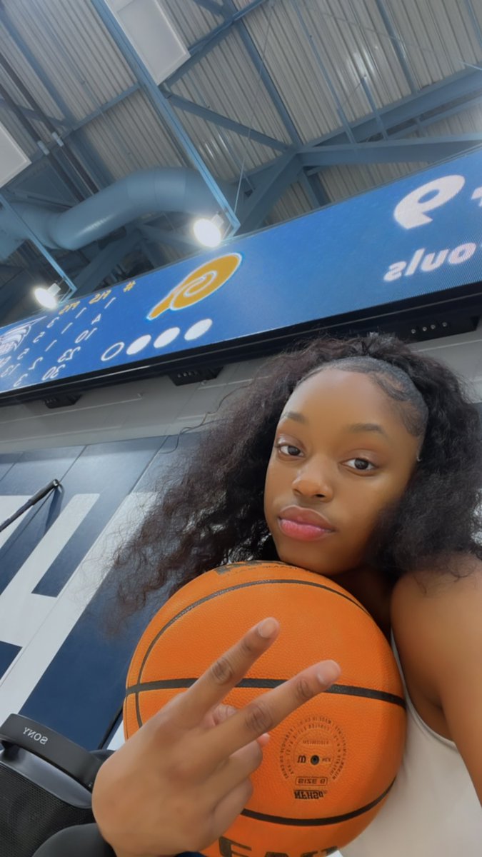 pjonmars's tweet photo. Just a girl &amp; her basketball🤞🏾 https://t.co/5Ywmt3Q6Ve