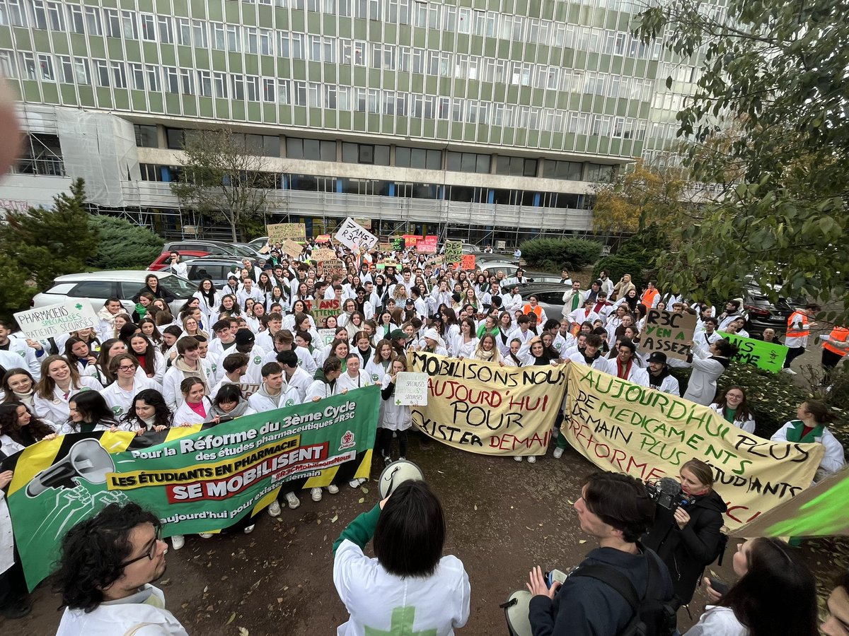 benjamingouach2's tweet photo. Les étudiants plus que motivés pour faire avancer les choses ! 
Tous criaient : « mobilisons nous aujourd’hui pour exister demain ! » 

#R3C #R3CMobilisonsNous https://t.co/zFqj9eWdmX