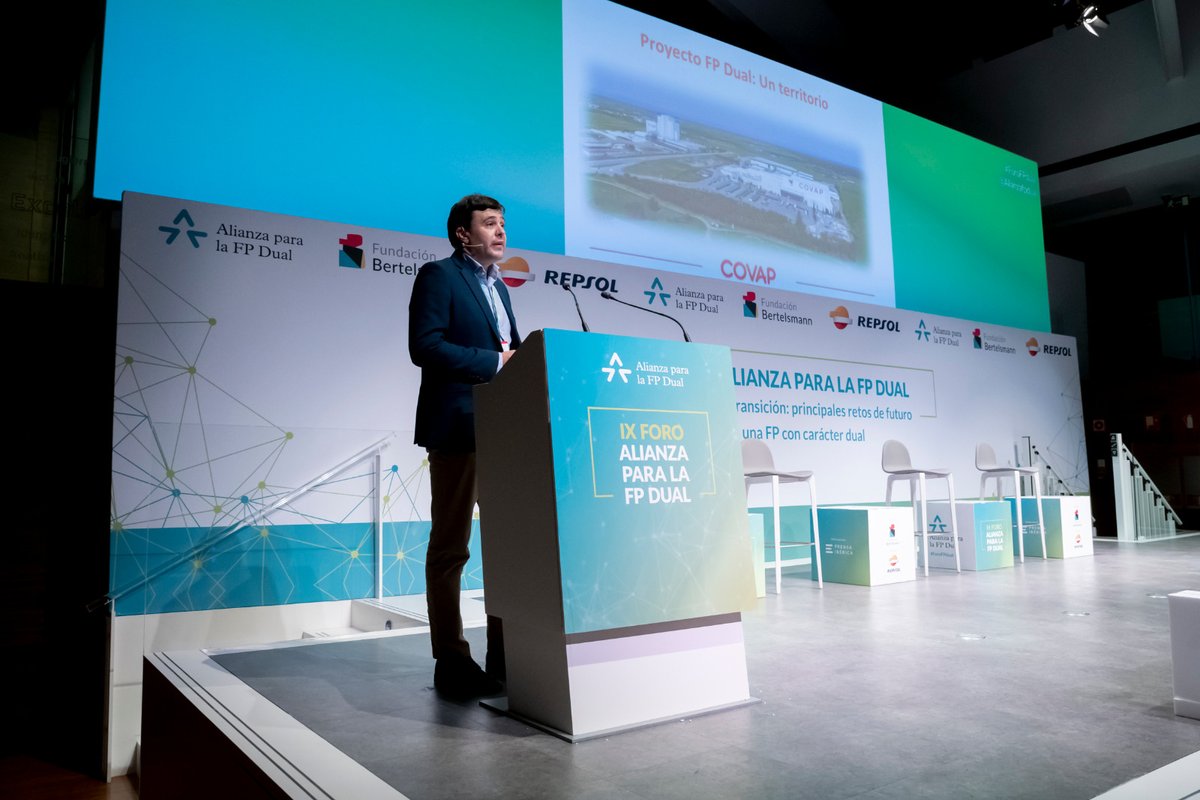Alianzafpdual's tweet photo. 💬 "Se necesitarán nuevos ciclos y perfiles duales para adaptarnos al constante cambio tecnológico".

👨‍🏫 Con estas palabras, Antonio Herruzo de @Covap pone fin a la exposición de buenas prácticas en #FPdual. #ForoFPdual https://t.co/mw6gPmgEZf