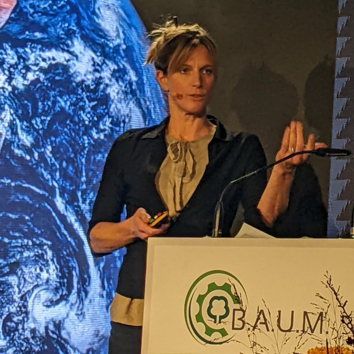 "rethink business - Wir können auch anders!" In ihrer Keynote fordert Prof. Dr. Maja Göpel <a href="/beyond_ideology/">Maja Goepel @beyond-ideology.bsky.social</a>
<a href="/leuphana/">Leuphana</a> eine ehrliche Bilanzierung, um herauszukommen aus der Rechtfertigungsschleife und hinein in gesellschaftliches Denken.