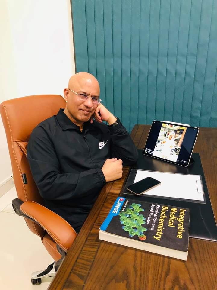 drelyas9's tweet photo. Dr.Najeeb is a famous professor teaching basic and clinical medical sciences from past 22 years. He has more than 400 hours of his recorded lectures. He basically is from lahore , pakistan and moved to miami.Initially, he had a Misérable life and never went to school till Matric https://t.co/wp1sbYcaDJ