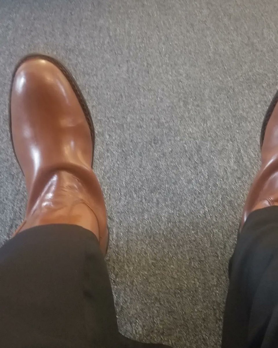 nicanrobinson's tweet photo. And we're back!...

And Yup! It's me: First Officer Vic Hawkins.

Check out them boots though!

#starwars #ahsoka #vichawkins https://t.co/4o0MEhATjX