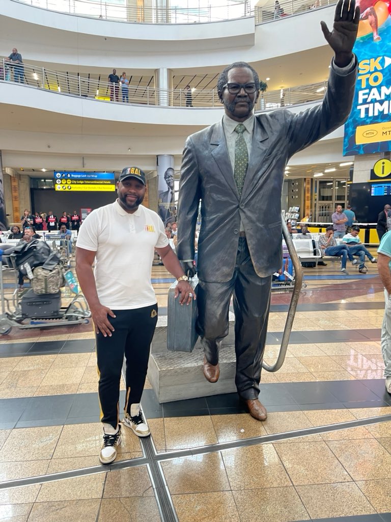 HoopsForHaiti12's tweet photo. Landed 🛬 in #Johannesburg #SouthAfrica 🇿🇦 a day late so not happy about it Delta 😡, especially without 2 of my guys 😤!
#PainfulLessons #WorkPlayAfrica #JBCBasketball #Elite16 #RoadToBAL #CoachMoses #ZimbabweBasketball #JP12SportsandEntertaiment #ProHoopsCoach https://t.co/2ljXirDvB4