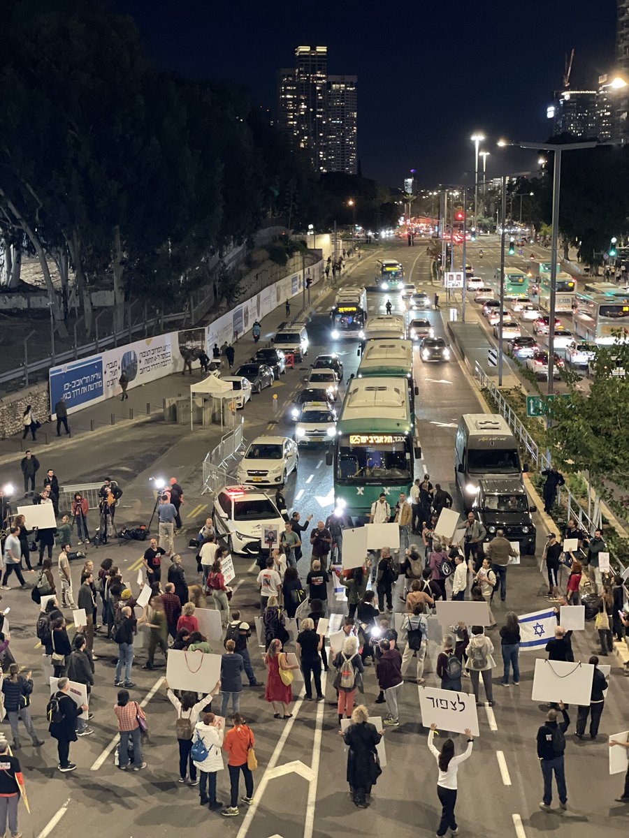 Crowd in Tel Aviv blocks traffic demanding, government approve the hostage deal