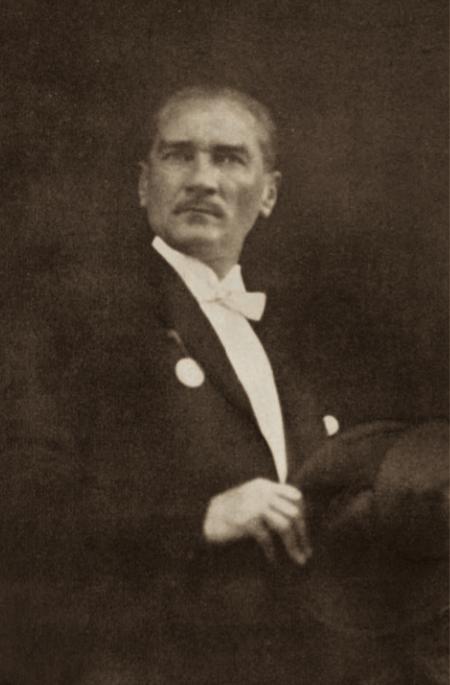 Ulu Önder Gazi Mustafa Kemal Atatürk, Türkiye Büyük Millet Meclisinin 1. dönem üyelerinden bazılarına yarısı yeşil ve diğer yarısı kırmızı dokuma parçalı İstiklâl Madalyası verilmesiyle ilgili olarak 21 Kasım 1923 tarihinde Türkiye Büyük Millet Meclisinde
