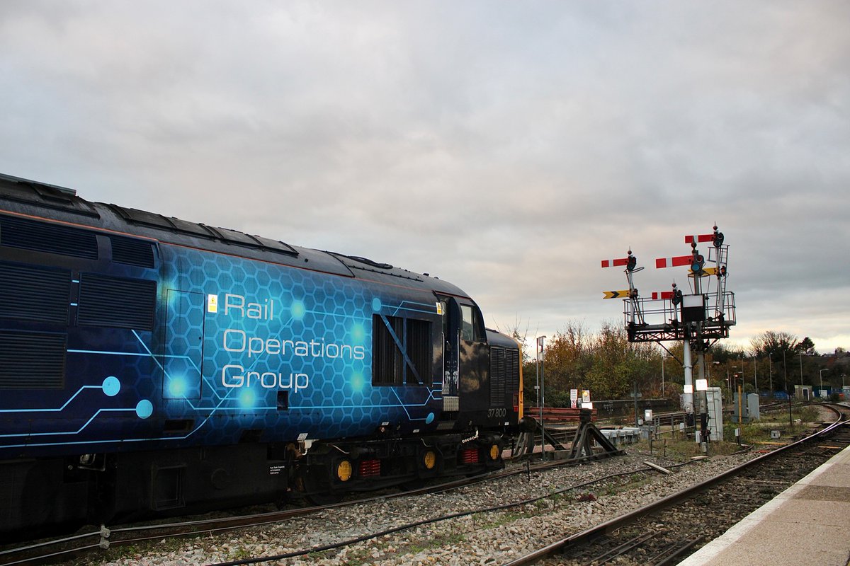 PJSRail's tweet photo. @TheGrowlerGroup Rude of me not to tag you - plus a shot just a few miles up the line at Droitwich coal depot I took 36 years ago. #cl37 #englishelectric https://t.co/ppyHHtXCnW