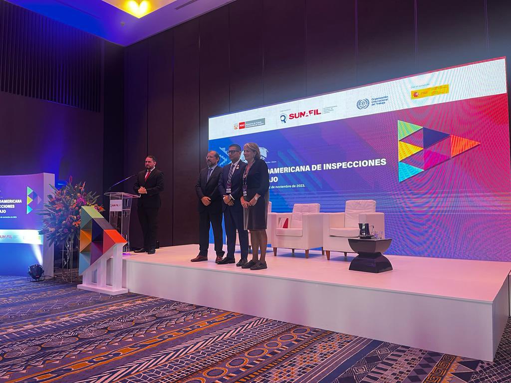 DirecDelTrabajo's tweet photo. 📍En lima, el jefe del departamento de Inspección Jorge Meléndez y la directora regional @drtmetrooriente Antonella Cassi participan en panel “El marco común internacional” de #REDIBIT
👉🏻Ponencias de @OITconosur, Joaquín Pintado y Carmen Bueno. https://t.co/RW10JIy0IN