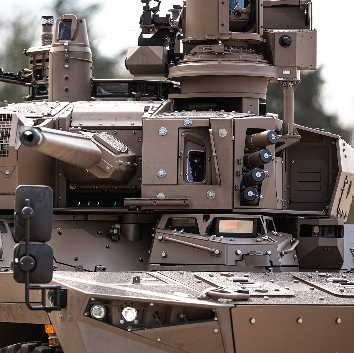 KNDS_France's tweet photo. Conçue pour faire face aux nouveaux types de menaces, la famille de tourelles #T40 intègre le système d’arme #40CTA, caractérisé par sa grande puissance de feu, sa fiabilité et sa compacité.

Designed to cope with new types of threat, the T40 turret family features the 40 CTA weapon system characterized by high firepower, reliability and compactness.