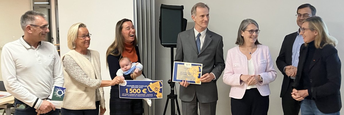 AFC_Vaugirard's tweet photo. 🚨L' #éducation_affective primée au trophée des #familles 
Merci @UDAF_de_Paris 💝
Merci aux animateurs #Cycloshow, #MissionXY et #grandir_et_aimer !   
Trop fier de faire connaître votre super investissement au profit des familles d'ados et de pré-ados.
https://t.co/mvZRcNBUr9 https://t.co/1jDGrJR996